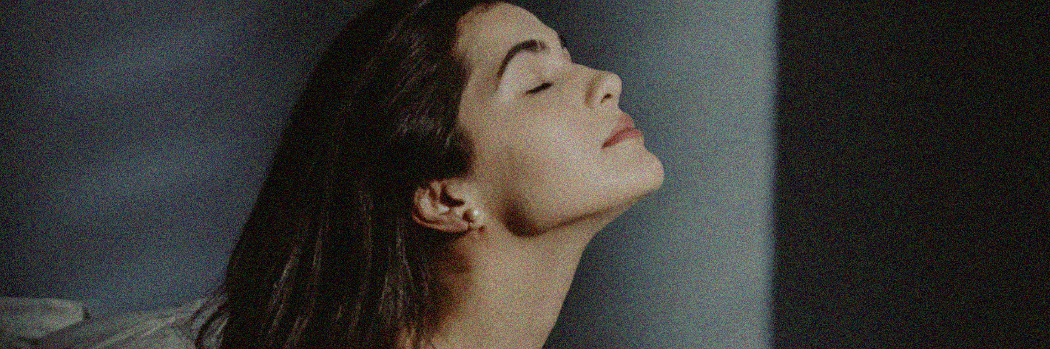 Pourquoi les cheveux deviennent-ils blancs ?